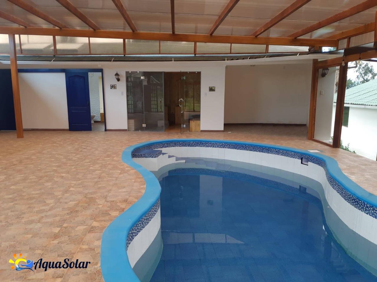 Técnico de Aqua Solar instalando sistema de bombeo y filtración para jacuzzis en Quito