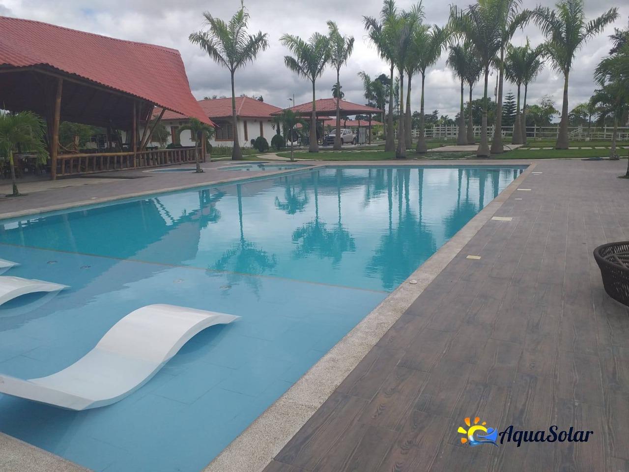 Interior de cabina de sauna seca en madera con iluminación LED - Aqua Solar